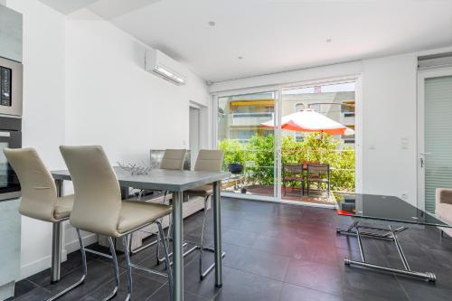 une salle à manger avec une table et des chaises dans l'établissement Moneghetti, à Beausoleil