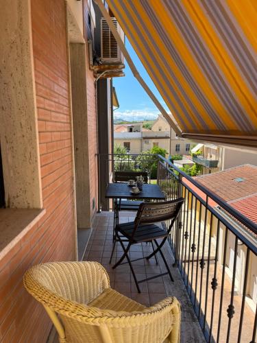 Un balcón con una mesa y sillas en un balcón. en Orizzonte Conero holiday home, en Porto Recanati