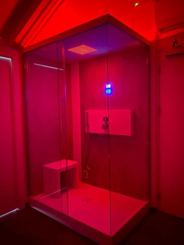 a red room with a shower with a blue light at Boutique Hotel Nuovo Cason in Cavallino-Treporti