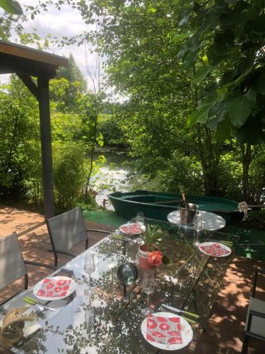 Κήπος έξω από το Jacuzzi avec vue sur la rivière l'Yerres
