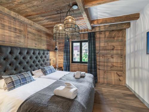- une chambre avec un grand lit et une tête de lit en cuir dans l'établissement Appartement de Luxe Centre, Proche Pistes, Sauna, Balcon, jusqu'à 6 Pers. - FR-1-567-58, à Val dʼIsère