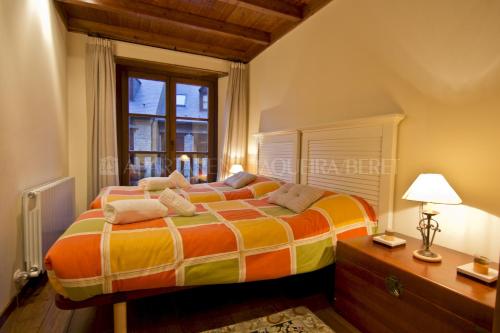 a bedroom with a large bed and a window at Apartarent 1500 - Apartamento Gamo in Baqueira-Beret
