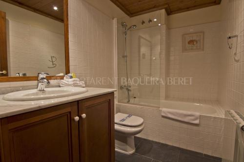 a bathroom with a sink and a toilet and a tub at Apartarent 1500 - Apartamento Gamo in Baqueira-Beret