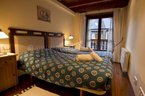 Un dormitorio con una cama grande y una ventana. en Apartarent 1500 - Apartamento Acebo, en Baqueira Beret