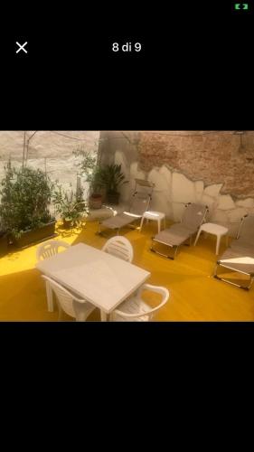 un grupo de mesas y sillas en una habitación en casa dragonetti, en Marina di Ragusa