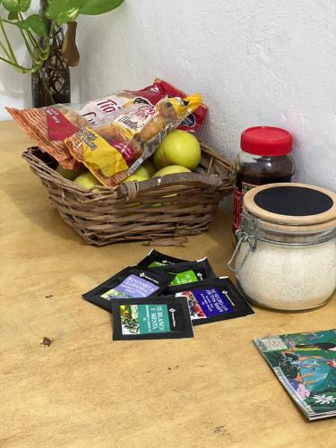 een mand met eten en een mand met fruit op een tafel bij Hotel Casa Selva y Arte Bacalar -Gratis Renta Bicicletas in Bacalar