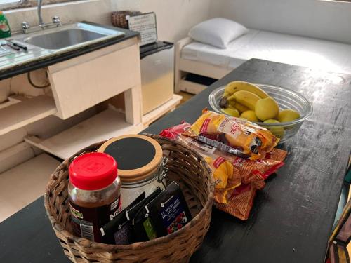 un panier de nourriture et un bol de fruits sur un comptoir de cuisine dans l'établissement Hotel Casa Selva y Arte Bacalar -Gratis Renta Bicicletas, à Bacalar