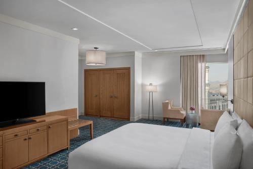 Hilton Hotel & Convention Jabal Omar Makkahにあるテレビまたはエンターテインメントセンター
