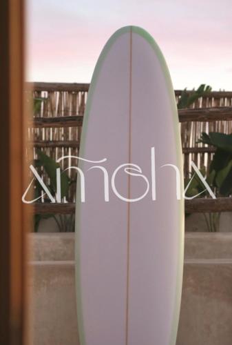 タガズートにあるAmoha Surf & Yoga - Boutique Mountain Locationの棚の上に置かれた白いサーフボード