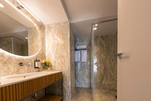 Ένα μπάνιο στο ONE Hotel