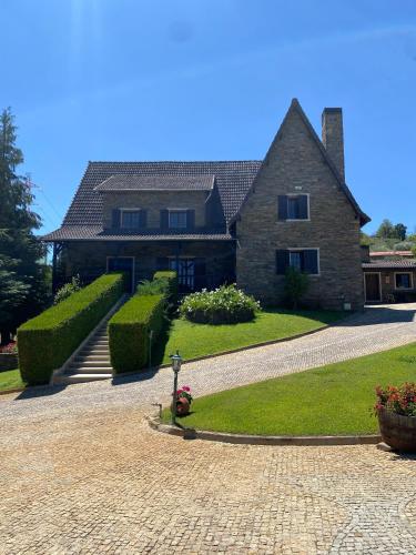 a large house with a brick driveway at Quinta do Azibo in Podence