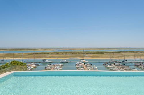 Marina Vista - Modern 1BDR w Gym - Marina & Pool Views