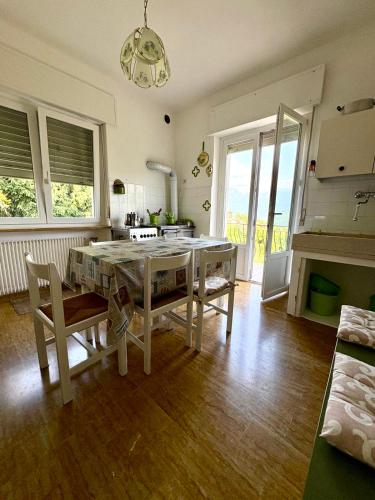 a kitchen with a table and chairs in a room at Villa Magnolia Oliveti in Crosano