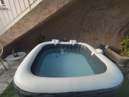 un jacuzzi dans une cour arrière avec un escalier dans l'établissement Détente et promenades entre mer et campagne, à Solliès-Toucas