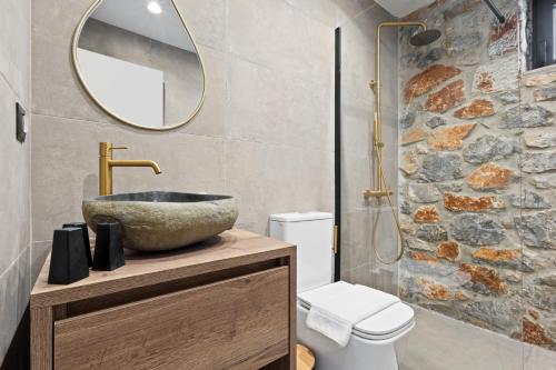 un bagno con lavandino e specchio di Petres Luxury Villas with heated private pool ad Agia Galini