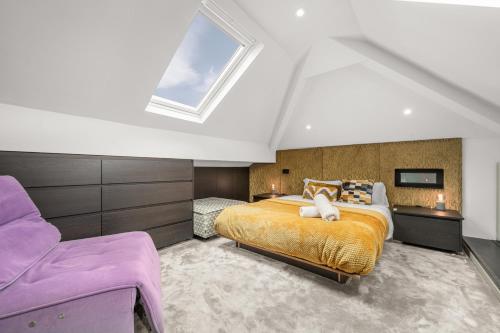 Ένα ή περισσότερα κρεβάτια σε δωμάτιο στο West Didsbury Retreat l Cinema l Sleeps 8