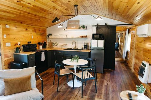 Η κουζίνα ή μικρή κουζίνα στο "Boone's Bluff" - Humble & Cozy Stay in RRG/Auxier