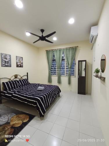 Ένα ή περισσότερα κρεβάτια σε δωμάτιο στο Mawar Inn Gambang Kuantan