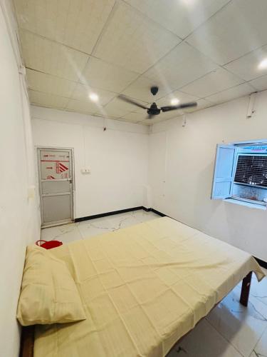a room with a large bed in a room at Mero Vrindawan Dhaba Guest House and Hotel in Osiān