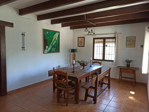 ein Esszimmer mit einem Holztisch und Stühlen in der Unterkunft La Zenia in Casabermeja