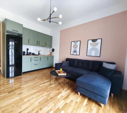 Cosy apartment next to Larissa station 1Gbps & Balcony