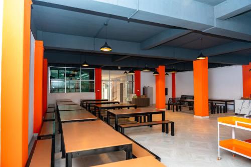 Un restaurante u otro lugar para comer en International Youth Hostel Inn