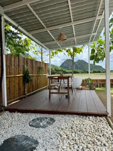 Kawasan patio atau luaran di Khao Poon Camping