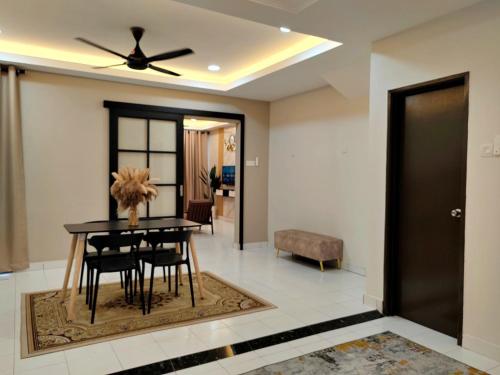 a dining room with a table and chairs and a ceiling fan at GRANDE MAISON 4 Near AFamosa Waterpark Fully Air Conditioned in Kampong Pulau Sebang