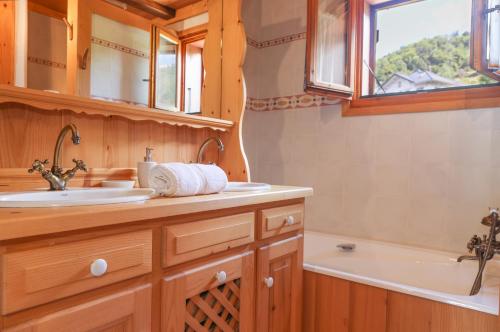 łazienka z umywalką i wanną w obiekcie Chalet Belle-Sofianna w mieście Saint-Gervais-les-Bains