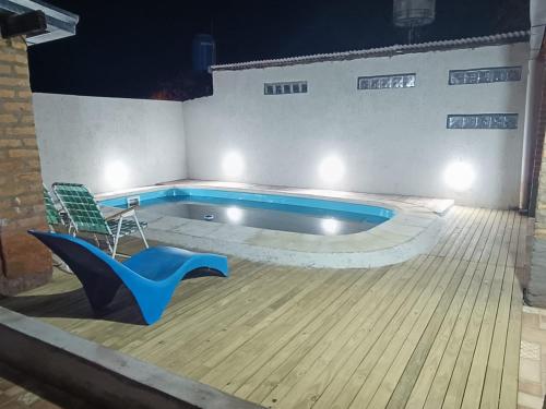 una piscina en una habitación con silla y silla en AlojamientolaFamilia, en Puerto Iguazú