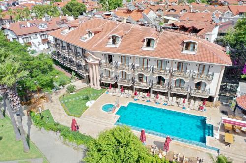 Бассейн в Dalyan Caria Luxury Hotel или поблизости