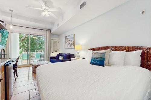 Ένα ή περισσότερα κρεβάτια σε δωμάτιο στο Baytowne Wharf - Pilot House 107