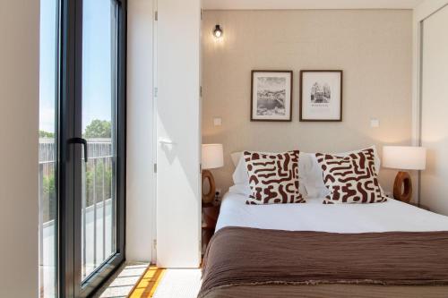 Stylish & Sunny 2BR near Heroísmo by LovelyStay