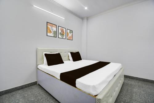 Letto o letti in una camera di Hotel O Shri Balaji Marriage Lawn And Hotel