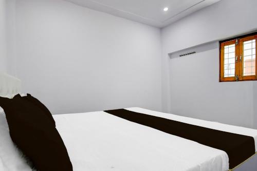 Letto o letti in una camera di Hotel O Shri Balaji Marriage Lawn And Hotel