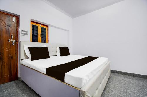 Letto o letti in una camera di Hotel O Shri Balaji Marriage Lawn And Hotel