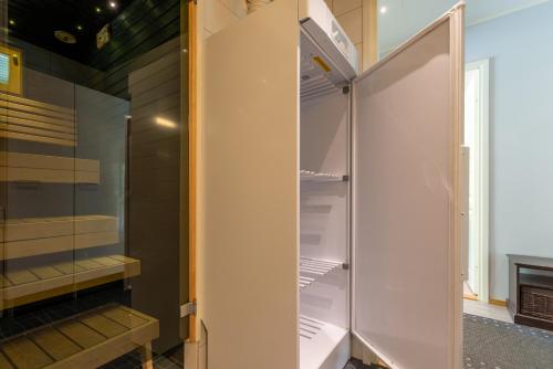 ルカにあるKotokuusi 3 - Harrastuksiin suoraan pihaltaのガラス戸付きのウォークインクローゼット