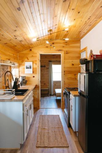 Η κουζίνα ή μικρή κουζίνα στο "Cozy Dumplin" - Warm & Modern Stay in RRG/Auxier