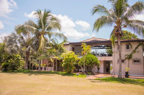 una casa con delle palme davanti di Amaranthus Renaissance a Doradal
