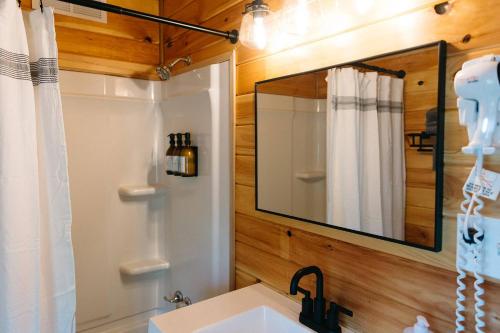 Ένα μπάνιο στο "Cozy Dumplin" - Warm & Modern Stay in RRG/Auxier