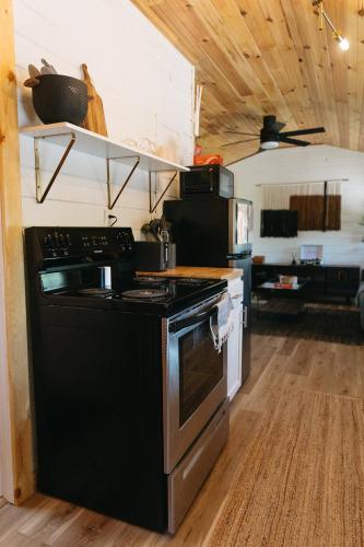 Η κουζίνα ή μικρή κουζίνα στο "Cozy Dumplin" - Warm & Modern Stay in RRG/Auxier