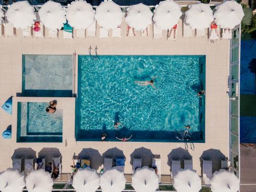 an overhead view of a pool at a resort at Hotel Colombo in Lido di Jesolo