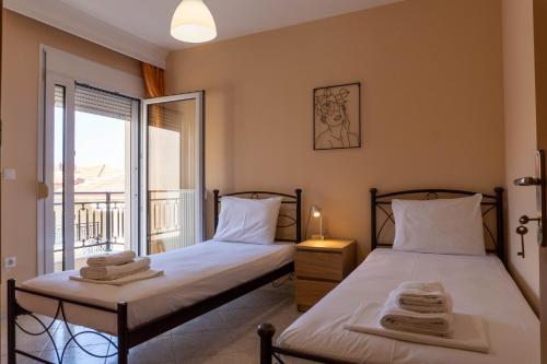 メタモルフォシにあるMaison de Sable A, Second Floor, Apartment, Metamorphosisのベッドルーム(ベッド2台付)、バルコニー
