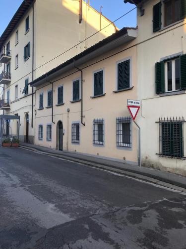 a street with a yield sign in front of a building at La Nicchia di Niccolò in Florence