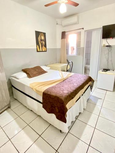 a bedroom with a large bed in a room at Hotel Avenida Bauru in Bauru