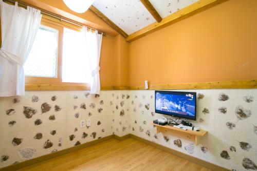 Ddlanchae Guesthouse - New Towerにあるテレビまたはエンターテインメントセンター