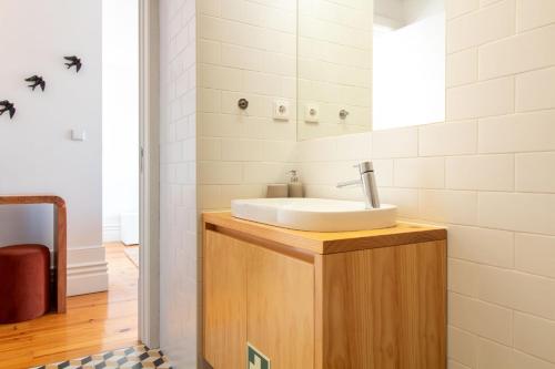 Stylish & Sunny 2BR near Heroísmo by LovelyStay