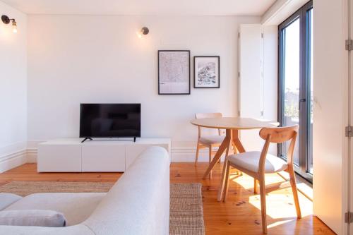 Stylish & Sunny 2BR near Heroísmo by LovelyStay