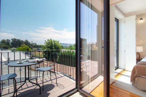 Stylish & Sunny 2BR near Heroísmo by LovelyStay