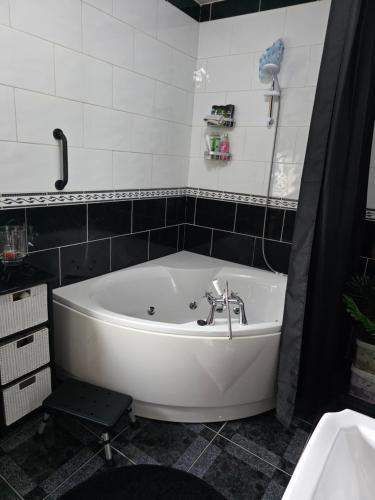 baño blanco y negro con bañera. en The Front Room, en Wexford